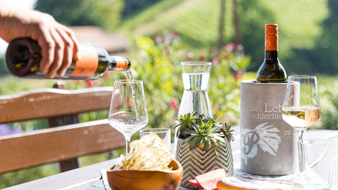 Weinverkostung auf der Terrasse mit Blick in den Weingarten beim Weingut & Buschenschank Pölzl in Großklein in der Südsteiermark. | © ELISABETH FRÖHLICH photography
