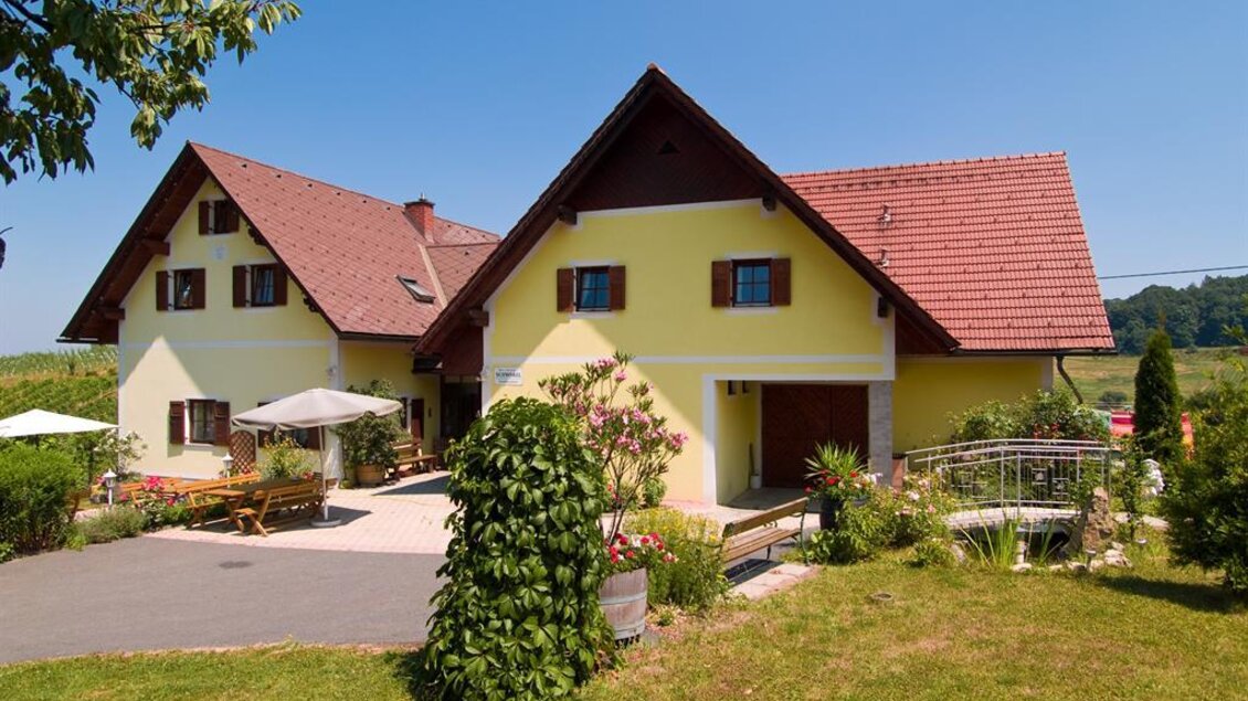 Ein schönes Haus mit einem roten Ziegeldach und bunten Fenstern. Der Garten ist großzügig angelegt und lädt zum Entspannen ein. | © Josef Krassnig