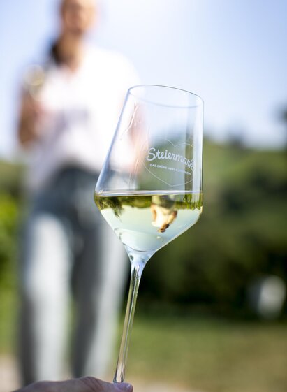 Glas Wein | Tom Lamm | © TV Südsteiermark