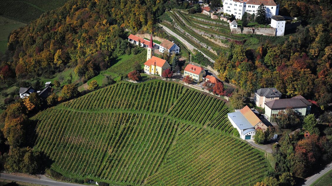 Luftansicht von Weingut und Schloss Kapfenstein | © Schloss Kapfenstein