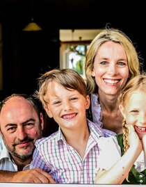 FAMILY AM FENSTER_Huber-perfekt (1 von 1) (C)Marle | © Familie Huber | Familie Huber | © Familie Huber