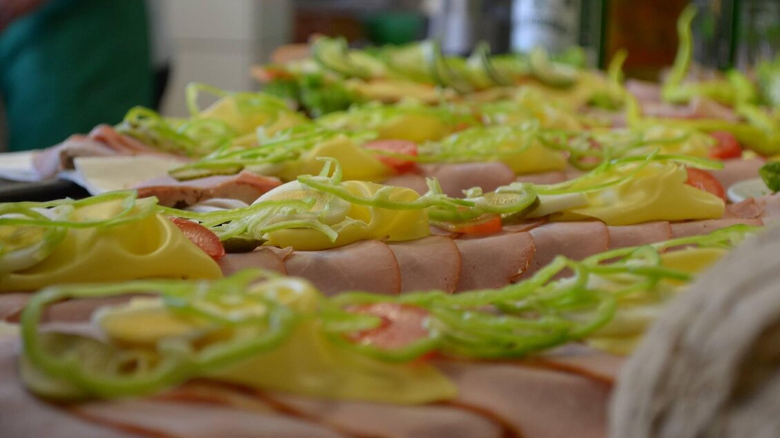 Ein Tisch mit einer Vielzahl von belegten Brötchen. Die Brötchen sind mit Schinken, Käse, Tomaten und grünen Paprika belegt. | © Fam. Paar