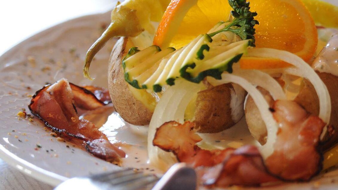 Ofenkartoffel mit Speck | © Weitmoosalm