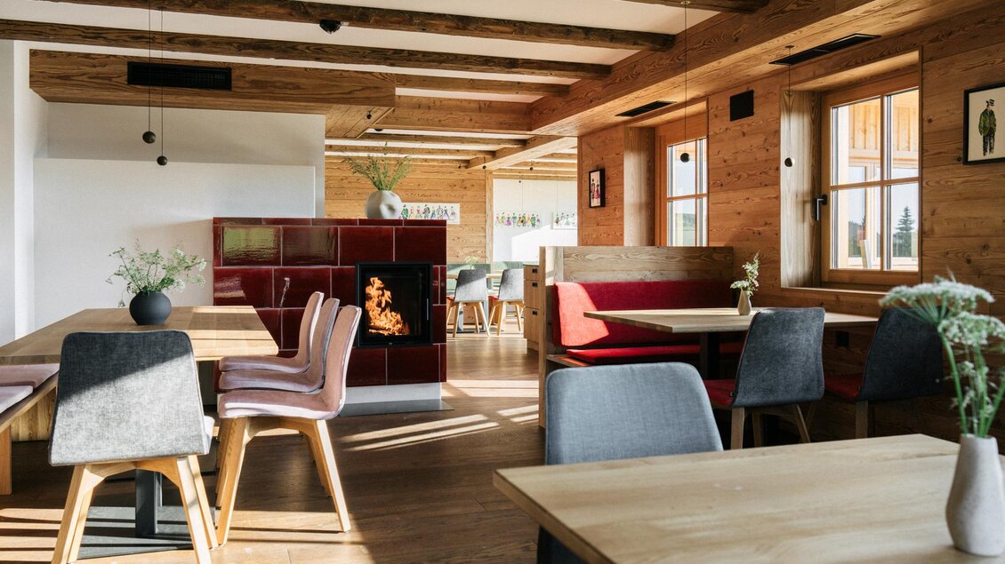 Ein gemütliches Restaurant mit Holzdecken und moderner Einrichtung. Die großen Fenster sorgen für viel Tageslicht und eine einladende Atmosphäre. | © Weizerhütte
