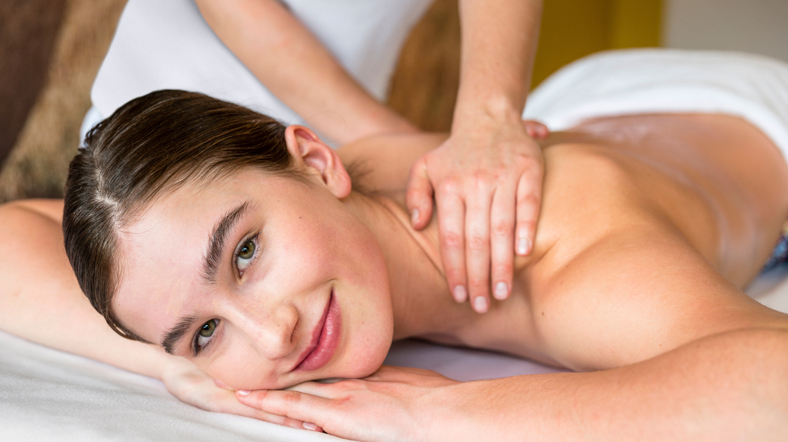<p>Eine entspannte Frau bekommt im Welldiana Club Spa in Bad Mitterndorf eine Massage. Sie lächelt freundlich und genießt die Behandlung.</p> | © Aldiana GmbH