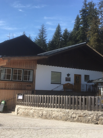 A charming building in the mountains with a wood-paneled facade. Surrounded by fir trees and clear skies. | © Tourismusverband Ausseerland