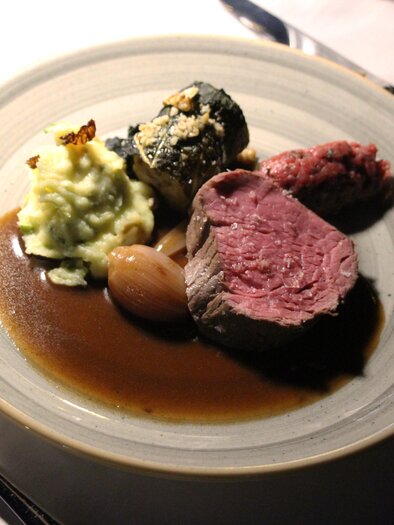 Rosa geschmorrtes Fleisch mit Gemüse, Kartoffelstampf und Sauce am Teller.  | © Region Graz - Vanessa Züttl