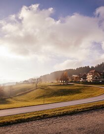 Wildwiesenhof_außen mit Landschaft_Oststeiermark | © Wildwiesenhof | Emmanuel Feiner | © Wildwiesenhof