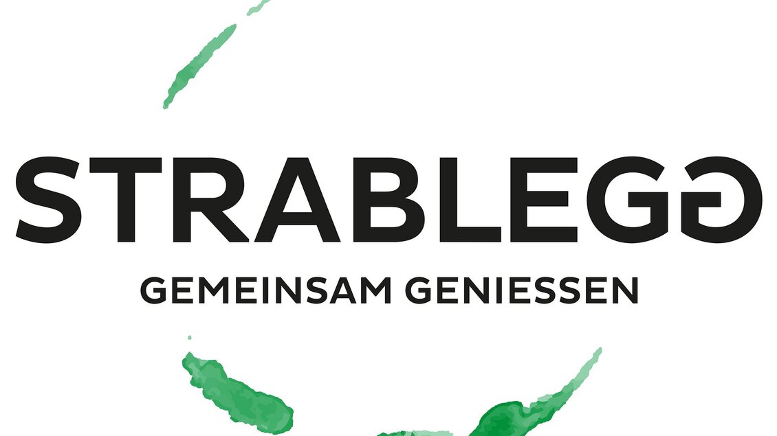 Ein Logo mit dem Schriftzug "STRABLEGO" und dem Untertitel "GEMEINSAM GENIESSEN". Umgeben von einer grünen, geschwungenen Linie. | © Winzerhof Strablegg