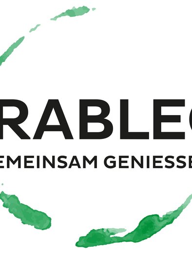 Ein Logo mit dem Schriftzug "STRABLEGO" und dem Untertitel "GEMEINSAM GENIESSEN". Umgeben von einer grünen, geschwungenen Linie. | © Winzerhof Strablegg