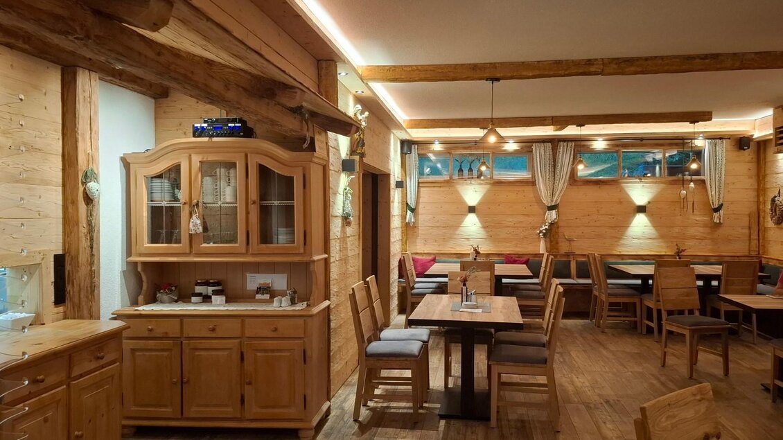 Die neue Gaststube im Wirtshaus Popp'n Angerl mit viel Holz aus heimischen Wäldern. | © TVB Ausseerland Salzkammergut