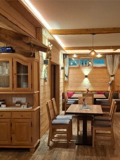 Die neue Gaststube im Wirtshaus Popp'n Angerl mit viel Holz aus heimischen Wäldern. | © TVB Ausseerland Salzkammergut