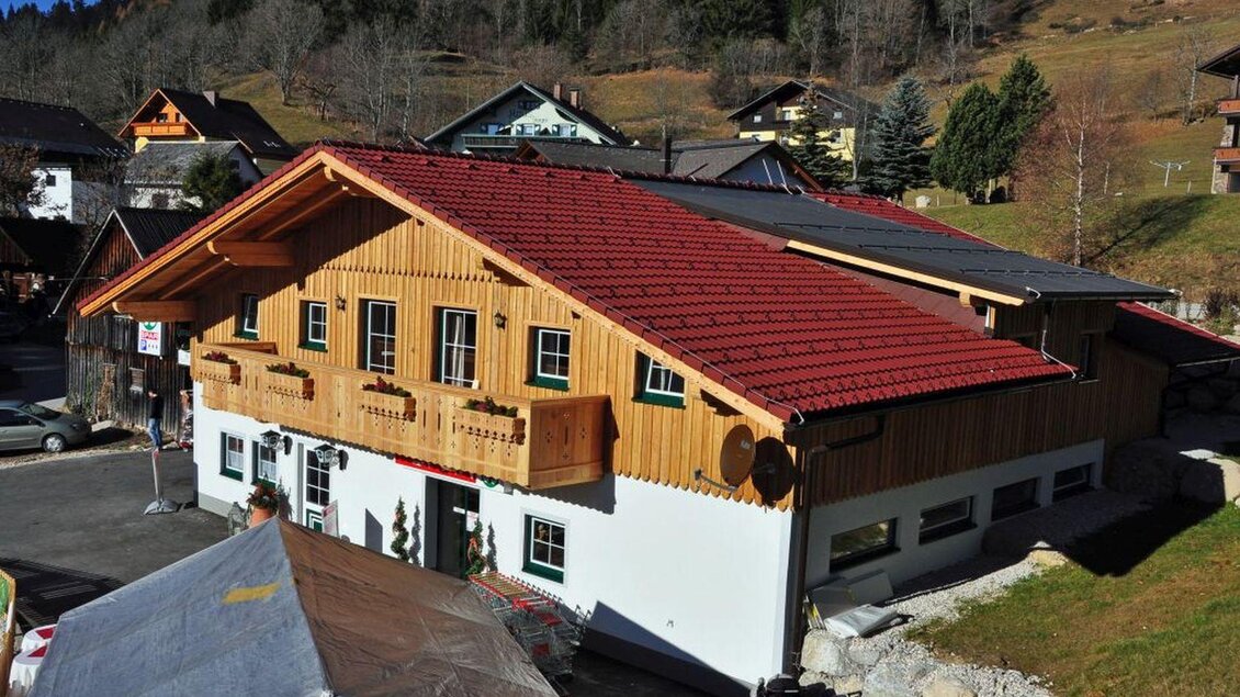<p><p>Das Wirtshaus Popp'n Angerl in Tauplitz von oben.</p></p> | © Familie Heiß