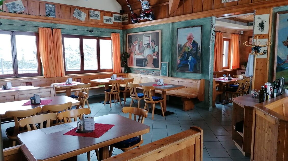 Ein gemütliches Restaurant mit Holzmöbeln und bunten Wandmalereien. Große Fenster sorgen für viel Tageslicht. | © Wirtshaus "Zum Lebzelter"