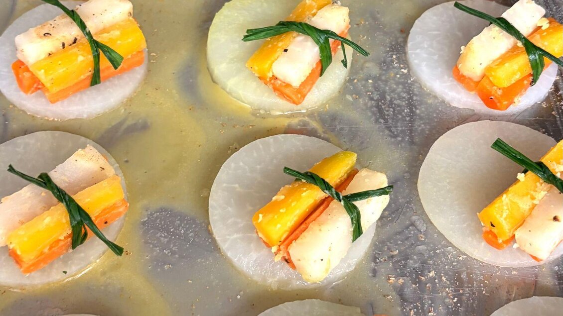 <p><p>gelbe und orangene Karotten mit Sellerie auf Kohlrabischeibe hübsch mit Schnittlauch dekorativ präsentiert.</p></p> | © Wirtshaus zum Römerstein