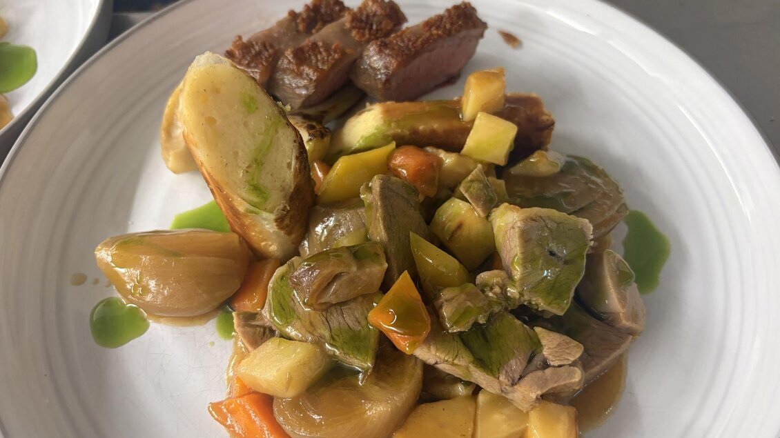 Ein Teller mit saftigem Fleisch und buntem Gemüse. Die Zutaten sind ansprechend angerichtet und wirken frisch und appetitlich. | © Wirtshaus zum Römerstein