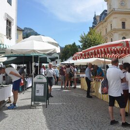 Das bunte Treiben beim Wochenmarkt am Chlumeckyplatz in Bad Aussee mit vielen Ständen und unterschiedlichen Produkten, sowie vielen neugierigen und kauffreudigen Besuchern. | © Stadtgemeinde Bad Aussee