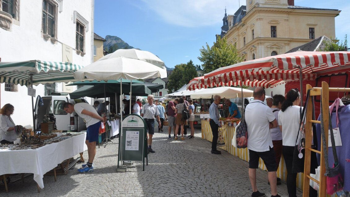 Das bunte Treiben beim Wochenmarkt am Chlumeckyplatz in Bad Aussee mit vielen Ständen und unterschiedlichen Produkten, sowie vielen neugierigen und kauffreudigen Besuchern. | © Stadtgemeinde Bad Aussee
