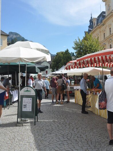 Das bunte Treiben beim Wochenmarkt am Chlumeckyplatz in Bad Aussee mit vielen Ständen und unterschiedlichen Produkten, sowie vielen neugierigen und kauffreudigen Besuchern. | © Stadtgemeinde Bad Aussee
