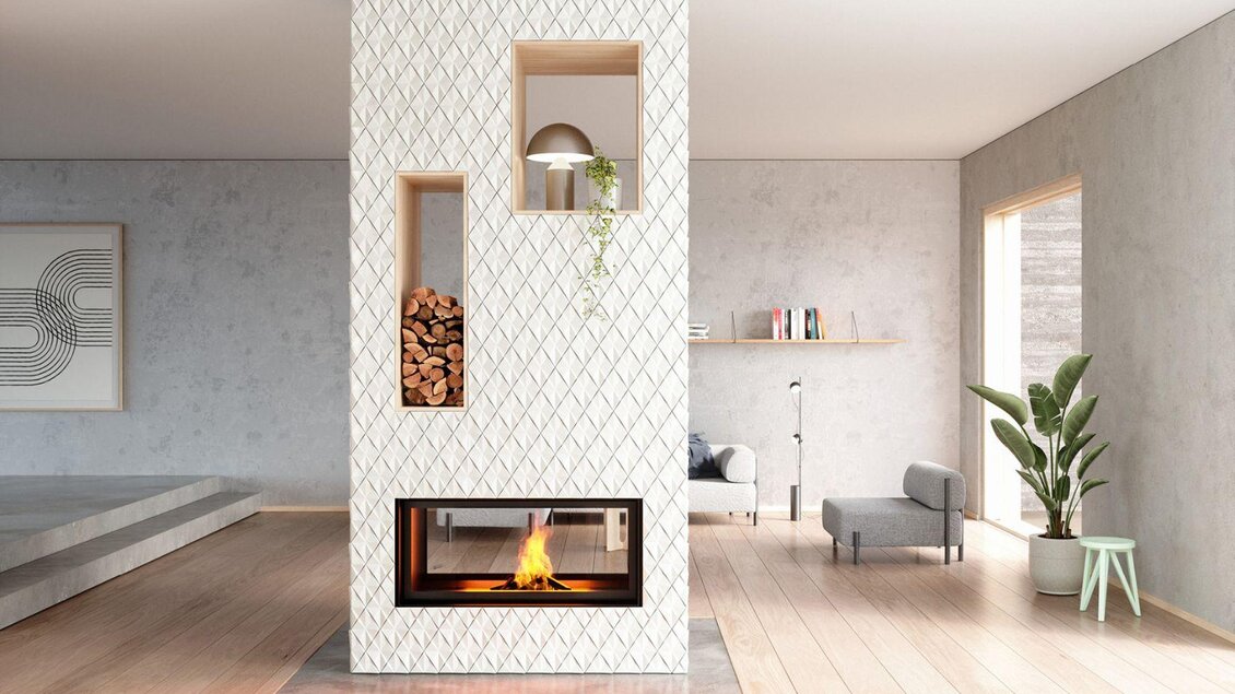 Ein moderner Wohnraum mit einem eleganten Kamin in der Mitte. Die Wände sind hell und der Boden ist aus Holz, was eine warme Atmosphäre schafft. | © Archiv Wohnkeramik-Lukas Tanzmeister