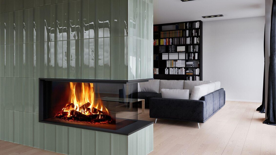 Ein modern eingerichteter Wohnraum mit einem offenen Kamin. Die Wände sind mit grünen Fliesen verkleidet und es gibt eine gemütliche Couch. | © Archiv Wohnkeramik-Lukas Tanzmeister