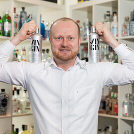 Stefan Liebmann mit seinem YIN GIN | © Region Graz - Harry Schiffer
