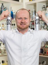 Stefan Liebmann mit seinem YIN GIN | © Region Graz - Harry Schiffer
