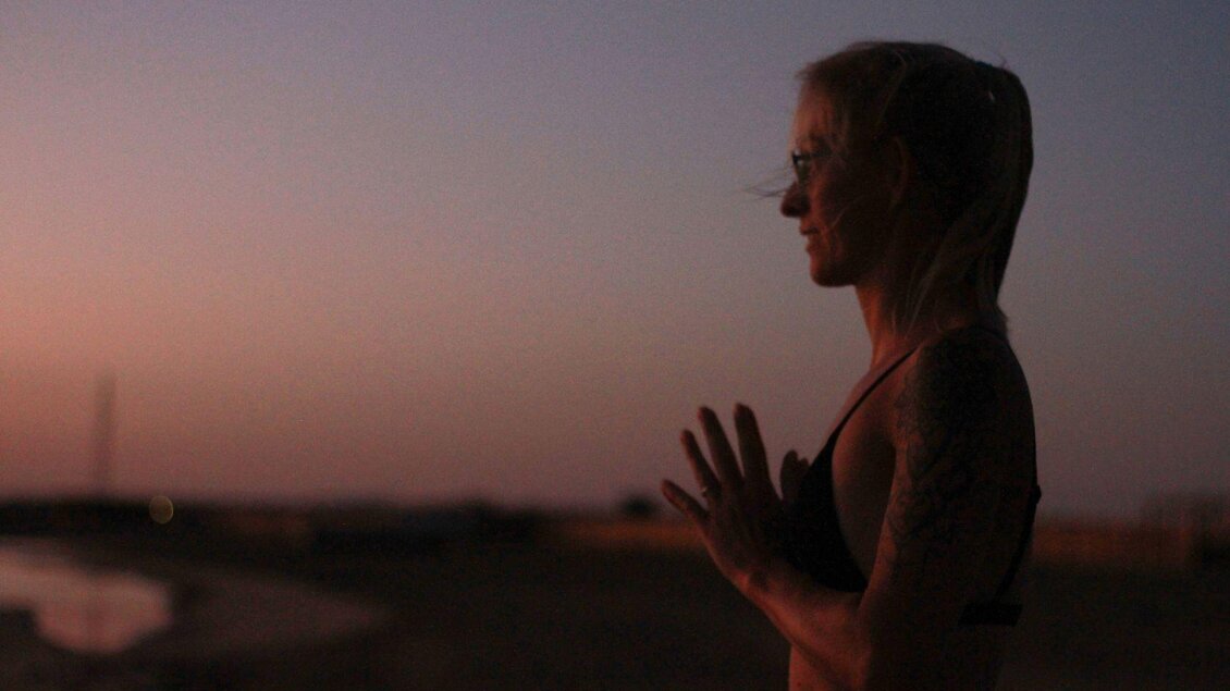 Kiki startet den Tag zum Sonnenaufgang bereits mit einigen Meditationsübungen für einen erfolgreichen Start in den Tag. | © Yoga mit Kiki