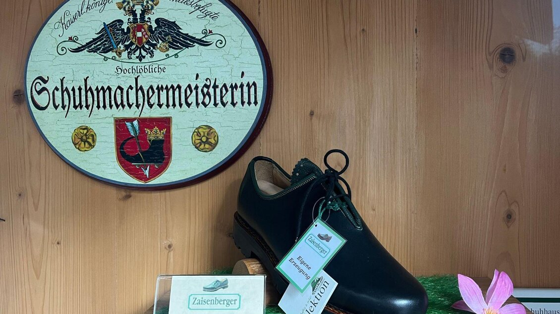 Zaisenberger Schuhhaus bietet handgeschusterte, tratitionelle Haferlschuhe, sowie auch elegante und modische Modelle für Damen und Herren an.  | © TVB Ausseerland Salzkammergut_ Nathalie Schickinger