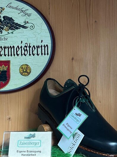 Zaisenberger Shoe House offers handcrafted, traditional Haferl shoes, as well as elegant and fashionable models for women and men. | © TVB Ausseerland Salzkammergut_ Nathalie Schickinger