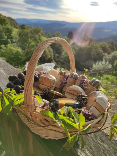 ZiegenkäsereiGrabenhofer_Produktkorb_Oststeiermark | © Ziegenkäserei Grabenhofer