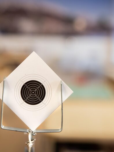 A square ventilation device is on a stand. Blurry furniture can be seen in the background. | © www.zloam.at