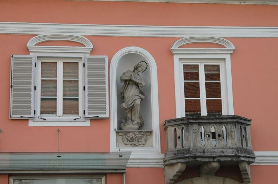 Balkon und Marienstatue "Immaculata" in Ehrenhausen - Impression #1 | © Ulrike Elsneg
