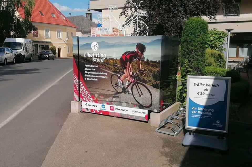 Tafel vor dem Geschäft in der Erhzherzog Johann St | © Bikefitting Store_Hiebler
