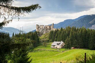 Burgruine und Hütte | © marygoodfoto.com