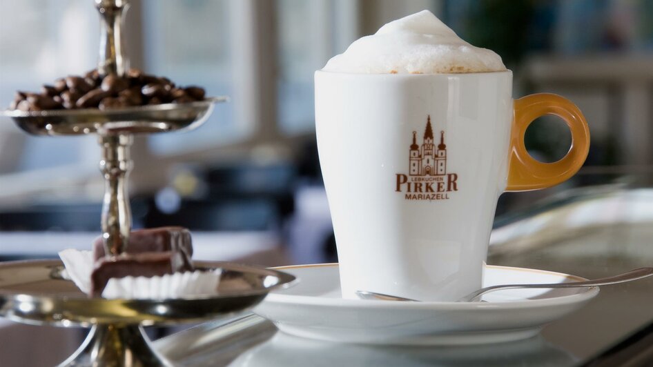 Beste Kaffeespezialitäten serviert mit Lebkuchen | © Pirker GmbH Mariazell