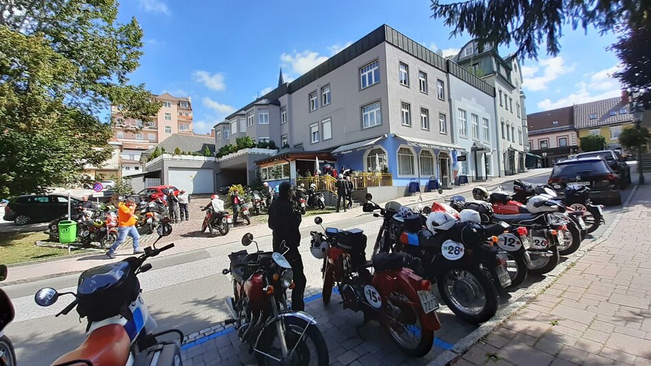 Motorräder vor dem Restaurant | © Karl Oberfeichtner