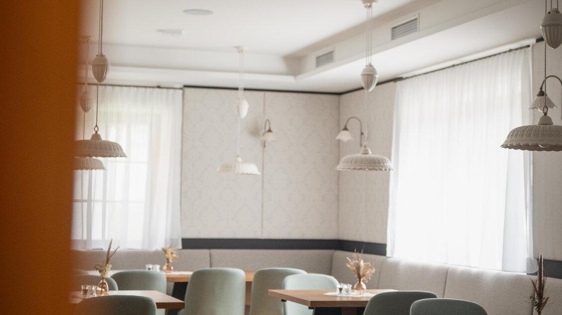 Ein elegantes Restaurant mit sanften Farben und stilvollen Möbeln. Helle Fenster sorgen für eine einladende Atmosphäre. | © Das Ursprung