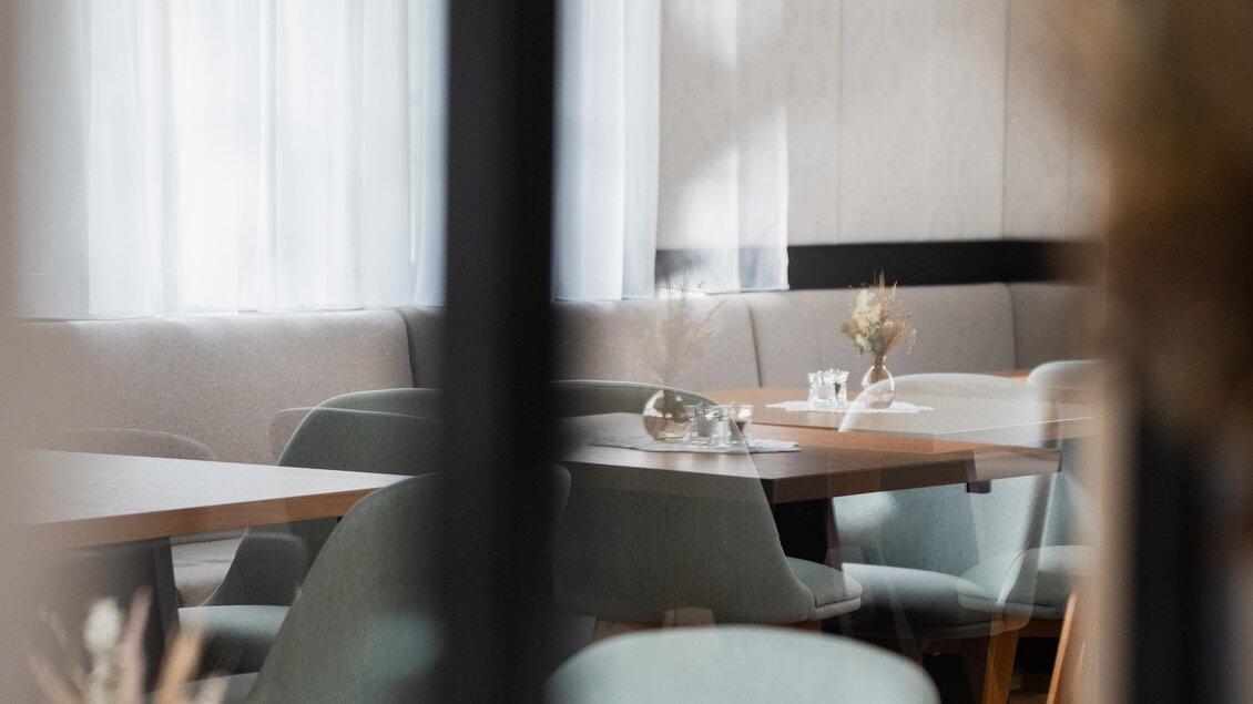 Ein stilvolles Restaurant mit modernen Möbeln und sanften Farben. Die Atmosphäre ist hell und einladend, mit Fensterlicht, das den Raum erhellt. | © Das Ursprung