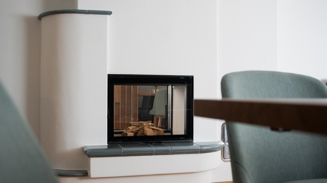 Ein modernes Wohnzimmer mit einem stilvollen Kamin. Die Wände sind hell und die Einrichtung ist minimalistisch. | © Das Ursprung