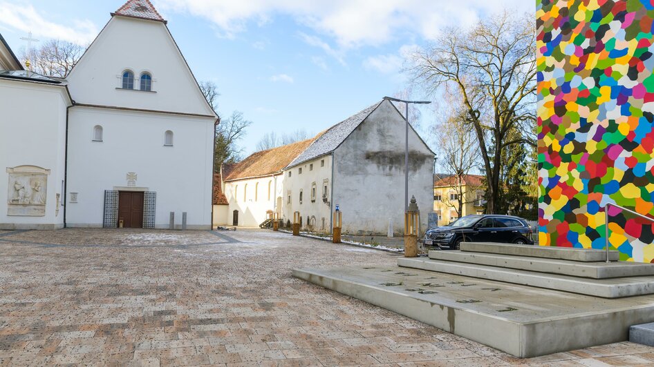 Kirchenplatz mit Fotopoint "Leben in Vielfalt" | © Stadtgemeinde Feldbach