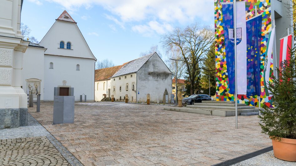 Kirchenplatz und "Dekalog-Weg" | © Stadtgemeinde Feldbach