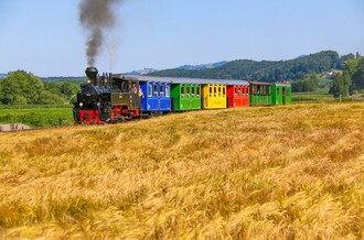bunte Zugsgarnitur dampft durch das Schilcherland | © Karl-Heinz Ferk