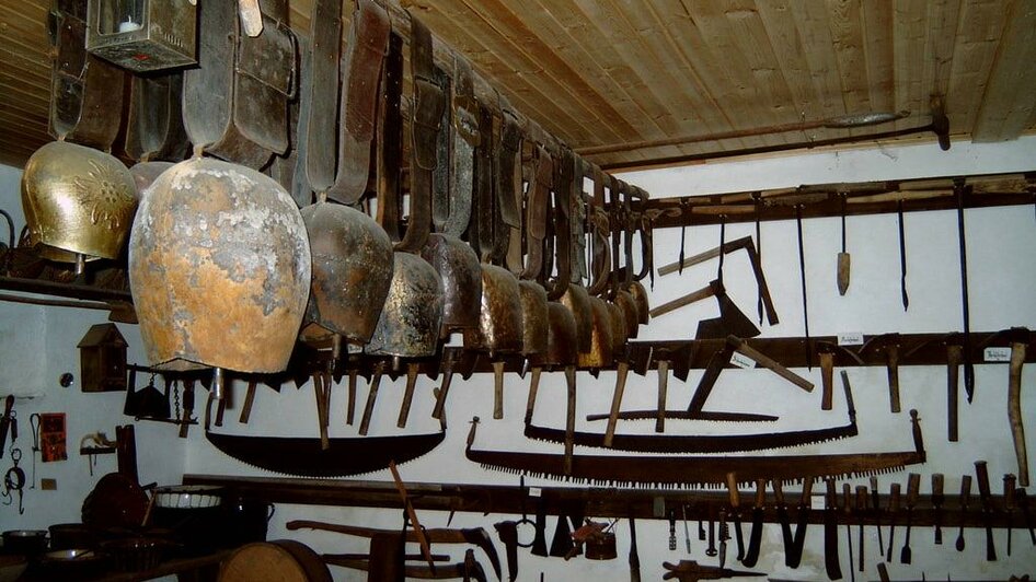 Dorfmuseum Hirschegg_Glocken und Werkzeuge | © Gemeinde Hirschegg-Pack