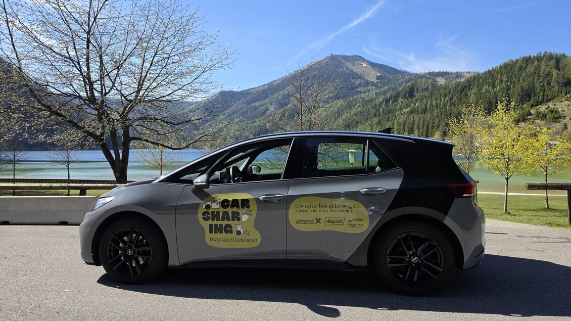 Ein Elektroauto mit Umweltschutzbotschaft. Es steht für nachhaltiges Einkaufen in Kapfenberg. | © Carsharing Mariazellerland