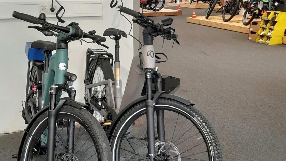 Eine Ansammlung von Fahrrädern in einem Verkaufsraum. Es sind verschiedene Modelle, darunter ein faltbares Fahrrad und Mountainbikes, zu sehen. | © EMB