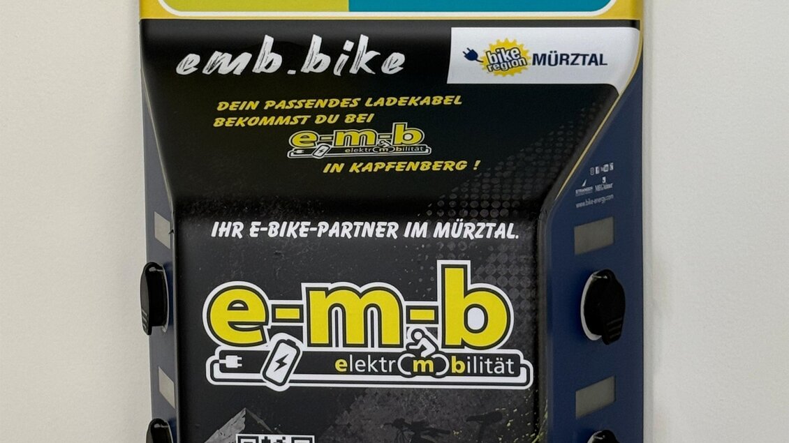 Eine Ladestation für E-Bikes mit dem Logo "e-m-b". Sie ist in der Region Mürztal installiert und bietet Energie für Fahrräder an. | © EMB/Kückmaier