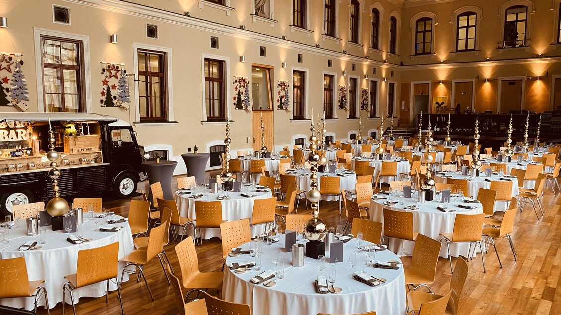 Ein eleganter Veranstaltungsraum mit runden Tischen und Stühlen. Die Tische sind festlich gedeckt, und eine Bar ist im Hintergrund sichtbar. | © Tourismusverband Oststeiermark