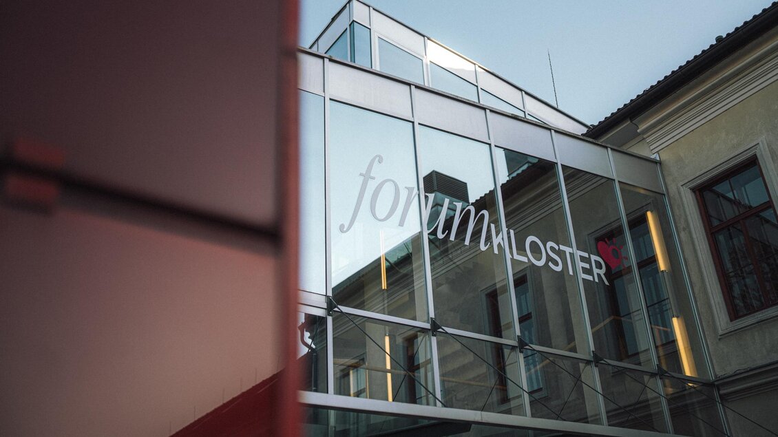 Der Eingang von der rechte Seite betrachtet mit der einladenden Glasfront und dem Logo vom forumKLOSTER. | © Tourismusverband Oststeiermark
