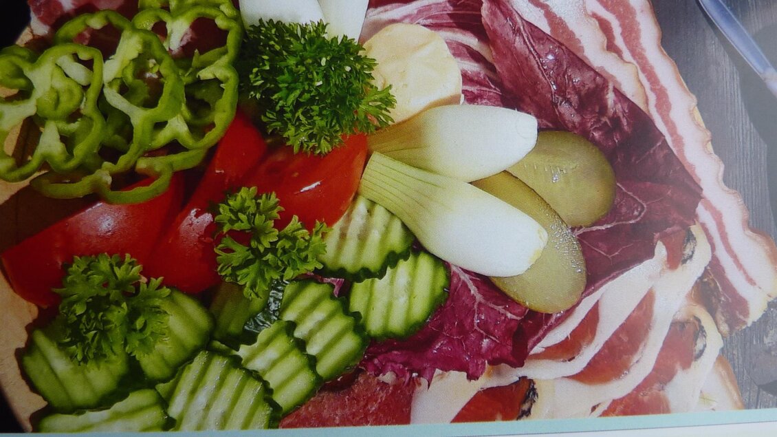 eine köstliche Jause mit eigenen Produkten | © Freiländeralmhütte